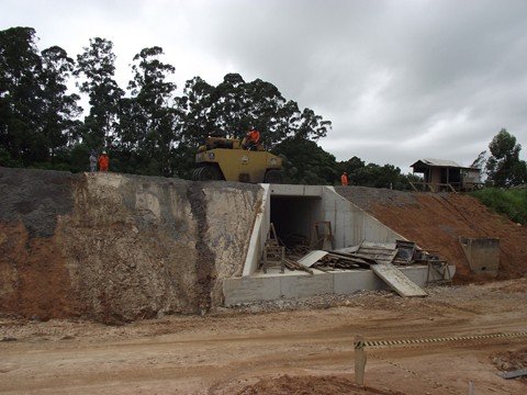 obra-esta-50-concluida-1 Obras na PI do São Cristóvão, em Tubarão, estão com os trabalhos dentro do cronograma. Esta semana o serviço será feito nas pistas superiores