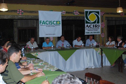 obra-esta-paralisada-1 A situação do Aeroporto Regional Sul, em Jaguaruna, foi tema da plenária da Federação das Associações Empresariais de Santa Catarina (Facisc). Empresários e lideranças irão até Brasília, no próximo mês