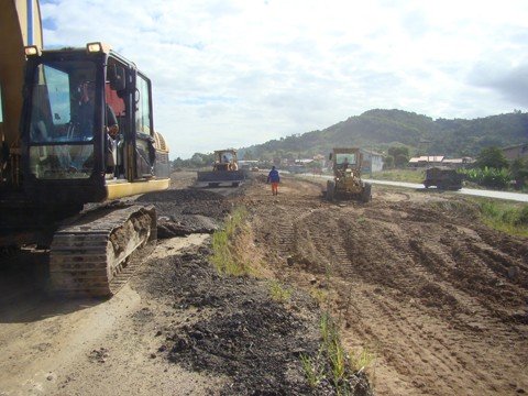 obras-no-lote-25-avancam-mas-timidamente-1 Cerca de dez profissionais atuavam ontem nas proximidades da passagem inferior do km 37.