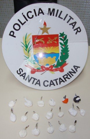 primos-sao-presos-com-18-buchas-de-cocaina-1 Dezoito papelotes foram encontrados com os rapazes. Deste total, 11 estavam escondidos na cueca de um deles.