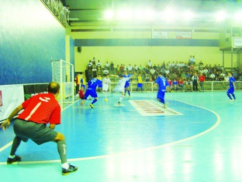 quem-nao-faz-empata-1 Bola é rifada após uma grande defesa do goleiro Rapha, da Hipperfreios/Unisul