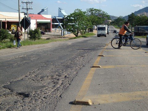 recuperacao-custara-r-60-milhoes-1 A SC-438, entre Tubarão a Gravatal, apresenta problemas desde o ano passado. A licitação para recuperar o asfalto foi lançada no dia 14 de outubro e o resultado homologado no dia 9 de novembro de 2010.