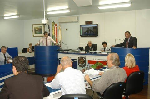serao-17-vereadores-em-2013-1 Por nove votos a um, a alteração da Lei Orgânica foi aprovada esta semana. Apesar do aumento no número de pares, o repasse de verbas às câmaras por parte das prefeituras, o chamado duodécimo, permanece o mesmo, assim como o salários do vereadores