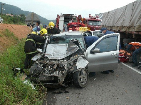 Susto em 2 acidentes no trecho de Tubarão