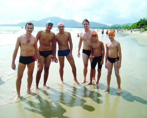 tem-tubaronenses-na-prova-internacional-1 Da esquerda para a direita: Gilmar, Yuri, Vitor, André, Bruno e Vinícius. Eles e outros nadadores seguem amanhã para São Francisco, representar a Cidade Azul