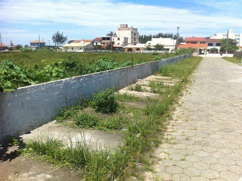 terrenos-baldios-sao-fiscalizados-1 Calçadas gastas e com rachaduras e muros irregulares também estão na mira dos fiscais. Nove quadras do Mar Grosso já foram vistoriadas.