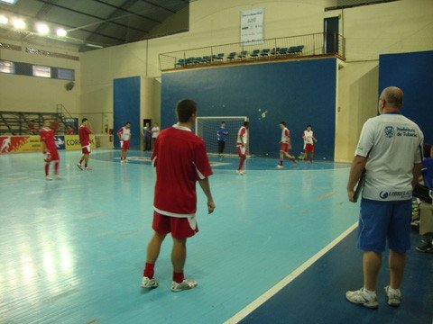 tubaronenses-jogam-pela-1a-vitoria-1 Equipe da Hipperfreios/Unisul que entrará em quadra neste sábado, no Salgadão, será a mesma que empatou com o São José, nesta quinta-feira. A meta é única: vencer!