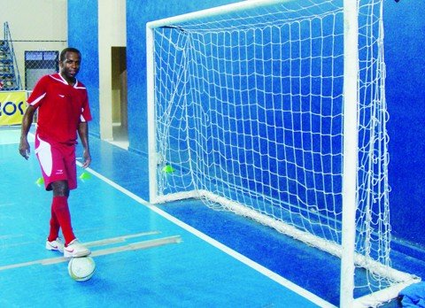 unisul-vai-em-busca-da-reabilitacao-1 Maicky espera a liberação para poder ajudar a Unisul no jogo de hoje.
