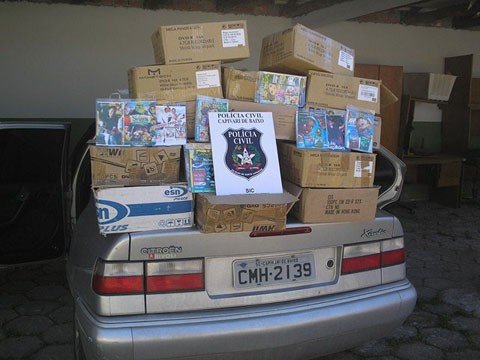 4-181-cds-e-dvds-sao-apreendidos-1 No veículo de um dos homens, abordado quando chegava em um oficina mecânica, os policiais encontraram 3.646 CDs e DVDs