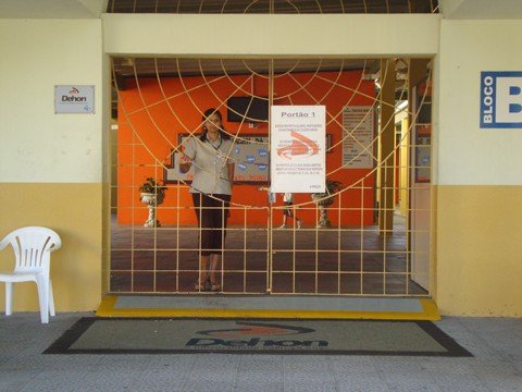 a-vulnerabilidade-das-escolas-da-regiao-1 Do Colégio Dehon vem o um bom exemplo: portões sempre fechados e acesso restrito.