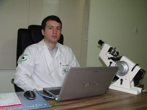aumenta-o-numero-de-casos-1 O médico Thiago orienta as pessoas a procurar um especialista para evitar que tomem a medicação errada. Existe mais de um tipo de conjuntivite