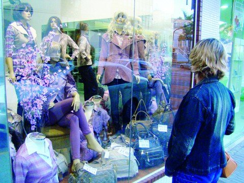 comercio-abre-neste-sabado-1 Quem não quiser comprar os ovos pode optar por um presente diferente, como roupas, calçados e brinquedos para os pequenos.