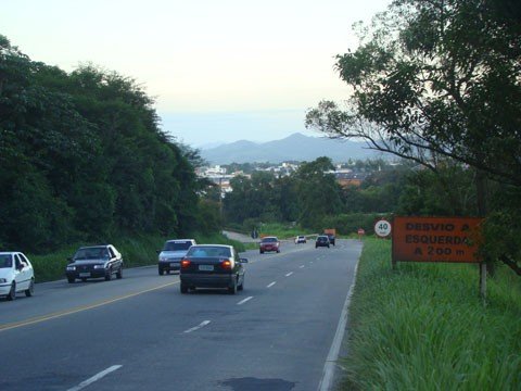 desvios-deixam-o-transito-perigoso-1 Em Tubarão, trechos como o do bairro São Cristóvão e na ponte Cavalcanti (foto) exigem atenção redobrada