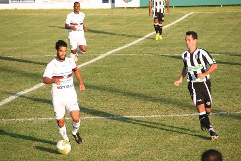 e-a-aguia-caiu-1 Imbituba de Tomas (E) foi humilhado em casa pelo Figueirense de Fernandes (D).