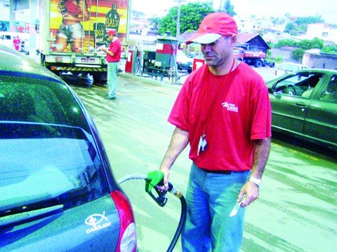 ha-risco-de-desabastecimento-1 A procura pelo etanol na região já caiu pelo menos 60%. O alto preço do litro não torna o combustível vantajoso frente à gasolina e ao GNV