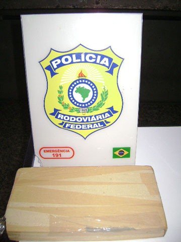 homem-e-pego-com-quase-1-quilo-de-maconha-1 Os policiais encontraram o torrão de maconha no porta-luvas