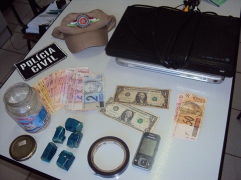 homem-e-preso-por-trafico-1 Os cinco torrões de maconha estavam dentro de um pote de vidro, escondido embaixo de um sofá