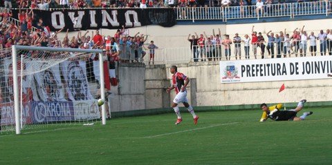 imbituba-e-goleado-pelo-joinville-1 O atacante Lima marcou os cinco gols do JEC e isolou-se na artilharia do campeonato