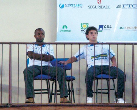 maicky-podera-reforcar-hipperfreios-unisul-domingo-1 Maicky e Canabarro têm assistido os jogos da Hipperfreios/Unisul de camarote.
