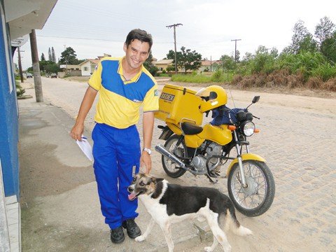 o-cao-e-sim-o-melhor-amigo-do-carteiro-1 Sedex toma conta da moto de Jean Carlos enquanto ele faz as entregas.
