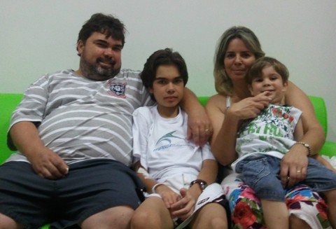 pais-lutam-pela-saude-do-filho-1 Jean, os pais e o irmão Gabriel celebram cada dia de vida do rapaz.