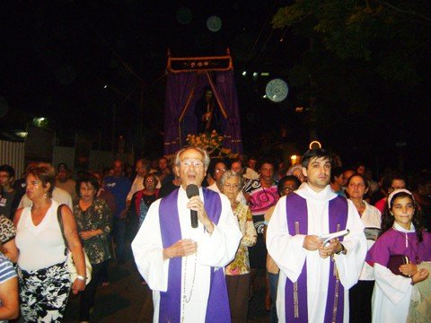 procissoes-reforcam-a-fe-em-cristo-1 Nesta sexta-feira à noite, a imagem do Senhor dos Passos foi levada até o hospital, de onde sai a procissão de sábado