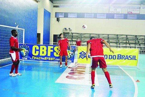 unisul-viaja-para-jogos-decisivos-1 Maicky (E) estreou na derrota para o Col. Londrinense. Canabarro (Centro) será novidade nas próximas partidas