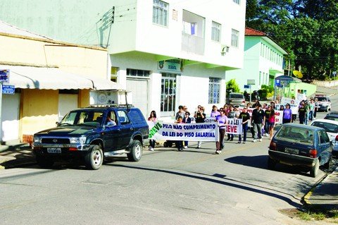 abaixoassinado-sera-realizado-1 Durante toda a semana, professores da rede estadual de ensino manifestaram-se nas ruas em defesa do pagamento do piso salarial da categoria, hoje estipulado em R$ 1.187,97. A última passeata foi em Gravatal, na manhã desta sexta-feira.