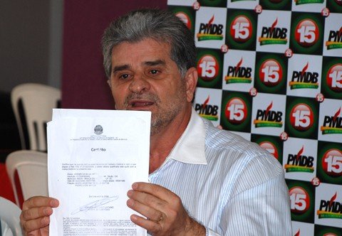 ademir-matos-tem-sentenca-anulada-1 Visivelmente emocionado, Ademir Matos mostrou o documento que anulou a sentença que o tornou inelegível e lhe custou a vaga na prefeitura de Braço do norte em 2008. Na época, ele foi vencedor nas urnas, com 61% da preferência do eleitorado.