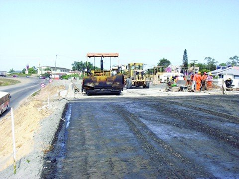 aplicacao-de-asfalto-e-iniciada-1 Pavimentação das pistas elevadas da passagem inferior, no lado norte, começou a ser feita ontem e prossegue até este sábado
