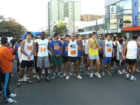 atleta-de-tubarao-vence-a-corrida-rustica-1 Antes da largada, Jéferson (número 13) mostrava confiança e parecia prever a vitória ao erguer os braços.