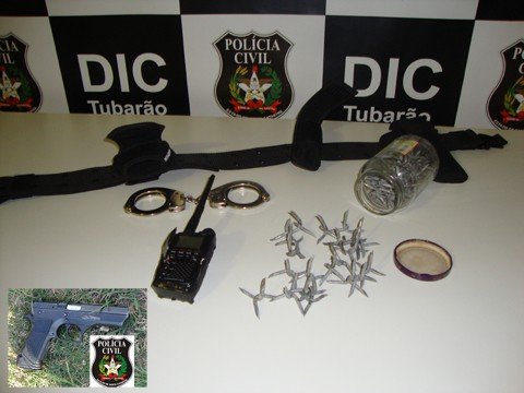 bandido-tenta-atirar-em-policiais-e-e-baleado-1 Os policiais da DIC apreenderam uma arma Jericó, de origem israelense (foto em detalhe), um rádio comunicador com sintonia da frequência da Polícia Militar, artefatos para estourar pneus e um cinto tático com algemas.