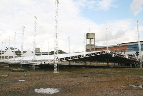 comeca-a-montagem-da-estrutura-1 Estrutura da maior feira empreendedora da região, a Feincos, começou a ser montada ontem no Cecontu.