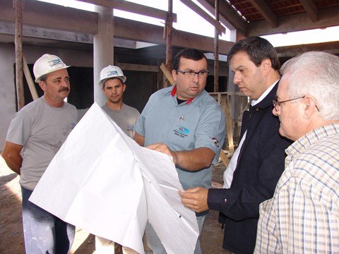 construcao-da-maior-creche-de-tubarao-esta-adiantada-1 O secretário de educação, Felipe Felisbino (segundo da direta para a esquerda) visitou o novo CEI ontem. Hoje, ele formalizará, a uma comissão do FNDE, um requerimento para efetuar pequenas modificações no prédio
