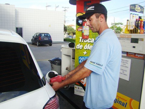 esta-caro-e-vai-continuar-caro-1 Encher o tanque com álcool só é vantajoso se o combustível custar até 70% do preço da gasolina.