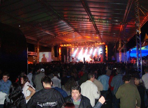 feira-festa-e-absoluto-sucesso-1 Os ‘meninos’ do RPM levaram o público à loucura na sexta (foto). Ontem, Tchê Garotos subiu ao palco para finalizar o evento com chave de ouro.