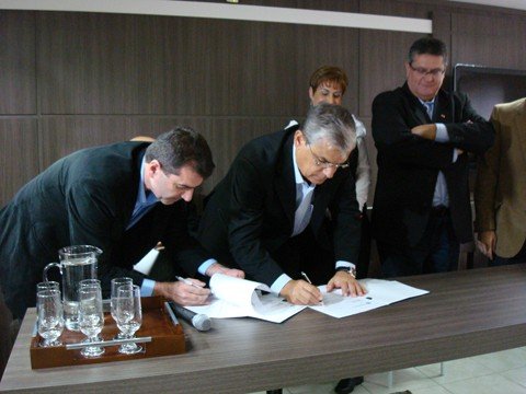 funcionamento-comeca-ainda-este-ano-1 O secretário estadual de infraestrutura, Valdir Cobalchini, e o governador em exercício, Eduardo Pinho Moreira, assinaram o repasse de verba para finalizar a estrutura do Aeroporto Regional Sul, em Jaguaruna, nesta sexta-feira, em Tubarão.