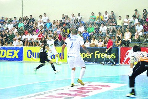 hipper-freios-unisul-recebe-o-lanterna-no-salgadao-1 O técnico Jarico conta com a força da torcida da Unisul para entrar na zona de classificação.