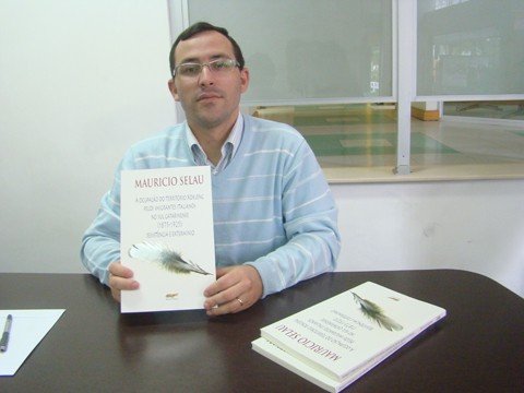 imigracao-e-tema-de-livro-1 Mauricio levou mais de cinco anos de pesquisa para escrever a obra, fruto de sua dissertação de mestrado