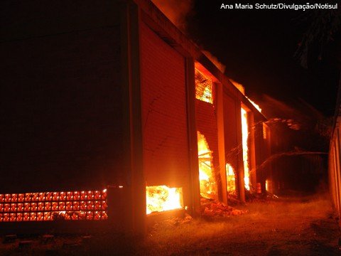 incendio-atinge-industria-de-molduras-1 Um dos maiores trabalhos dos bombeiros foi não permitir que o fogo se espalhasse para as empresas próximas.
