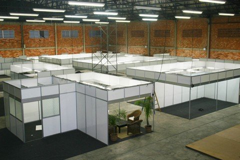 inicia-a-montagem-dos-estandes-1 O espaço destinado às exposições, no Cecontu, já está todo organizado. Agora, as empresas correm para deixar tudo nos ‘trinques’ até amanhã, quando ocorre a abertura da oitava edição de Feincos