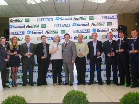 lancamento-e-um-sucesso-1 No total, 200 empresários foram homenageados com o troféu Humberto Bortoluzzi. Para o presidente da Associação Empresarial de Tubarão (Acit), Eduardo Silvério Nunes, o evento foi uma bela forma de homenagear os empreendedores de Tubarão.