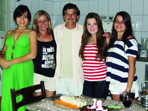 lico-sera-homenageado-no-top-da-bola-1 Lico com a família: Mônica (filha), Simone (esposa), Marina e Mariana (filhas).