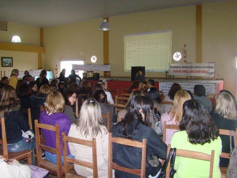 mais-de-30-escolas-em-greve-1 Lideranças sindicais e professores revisaram as pautas da greve durante assembleia. Ao lado, a professora de biologia Márcia Borges Joaquim reclama da falta de consideração do governo estadual. Professores sentem-se desvalorizados por não receber o piso