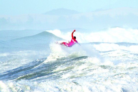 mineirinho-cai-no-primeiro-dia-1 Jadson André, campeão do último WCT em Imbituba, em cima de Kelly Slater, inaugurou a nova etapa