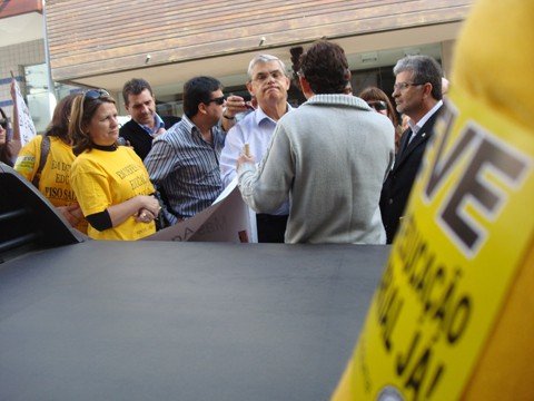 o-piso-sera-pago-mas-1 Professores afirmaram ao governador em exercício, Eduardo Moreira, que não voltarão ao trabalho enquanto o piso não for pago.