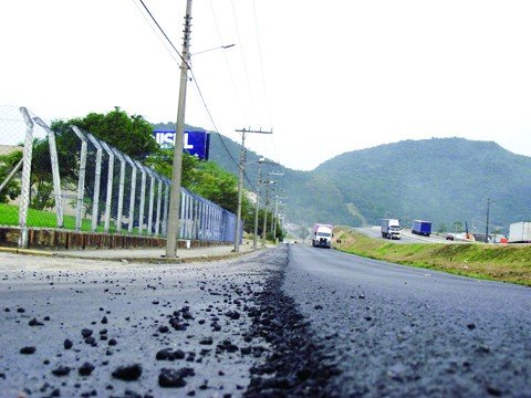 pavimento-e-recuperado-1 A Rua Deputado Olices Pedro de Caldas, paralela à BR-101, em Tubarão, começou a ser recapeada. Trabalhos seguem até sexta-feira