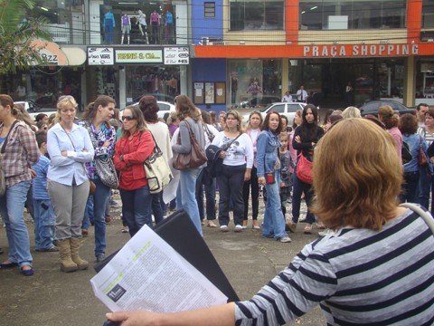 professores-municipais-tambem-podem-parar-1 Professores da rede municipal de Tubarão realizaram uma manifestação há duas semanas para requisitar melhores condições de trabalho e salários. Agora, já se fala em realizar uma greve para a próxima semana.
