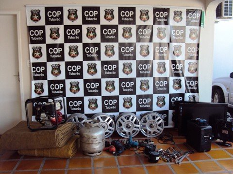 quadrilha-e-descoberta-pela-policia-1 Vários objetos furtados estavam na residência do receptador, inclusive alguns ainda dentro do carro usado para transportá-los.