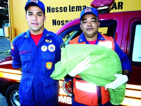 recem-nascida-e-abandonada-1 O cabo João Batista Joaquim (segura o neném) e o soldado Daniel de Souza, do Corpo de Bombeiros de Laguna, realizaram os primeiros socorros a menina quando chegaram à residência